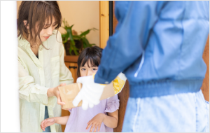 カタログ到着　受け取り中　写真