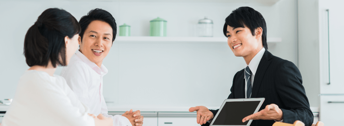 打ち合わせ風景　笑顔　写真