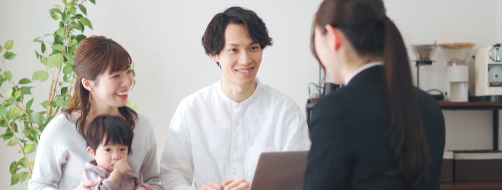 スタッフに相談しているご家族　イメージ