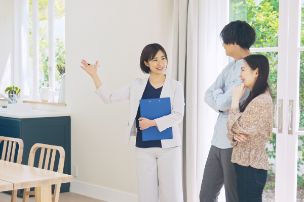 住宅見学　ご夫婦　写真