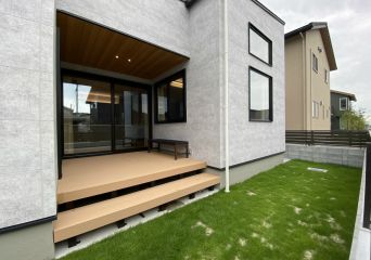 裏庭　ウッドデッキに腰をかけて、家族とおしゃべり♬