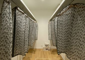 ファミリークローゼット　春夏秋冬の衣類をスッキリ収納。