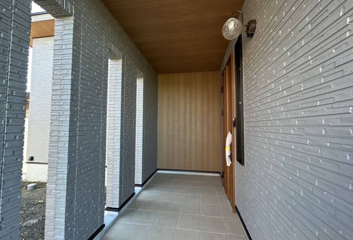 雨の日も濡れないゆとりの玄関ポーチ アイキャッチ画像